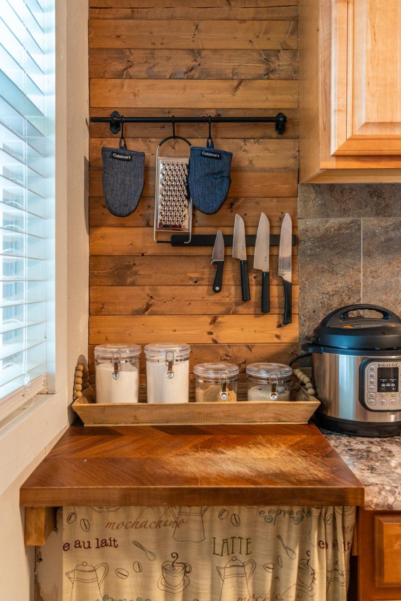 Cedar Blossom Bungalow Is A Cozy Getaway With A 5 Minute Walk To Downtown! Hot Springs Buitenkant foto